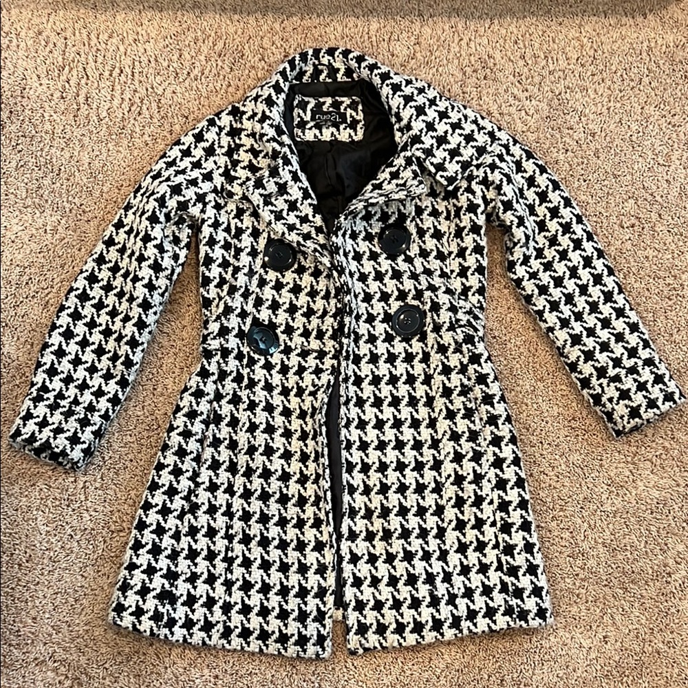 Stylish Black and White Houndstooth Coat